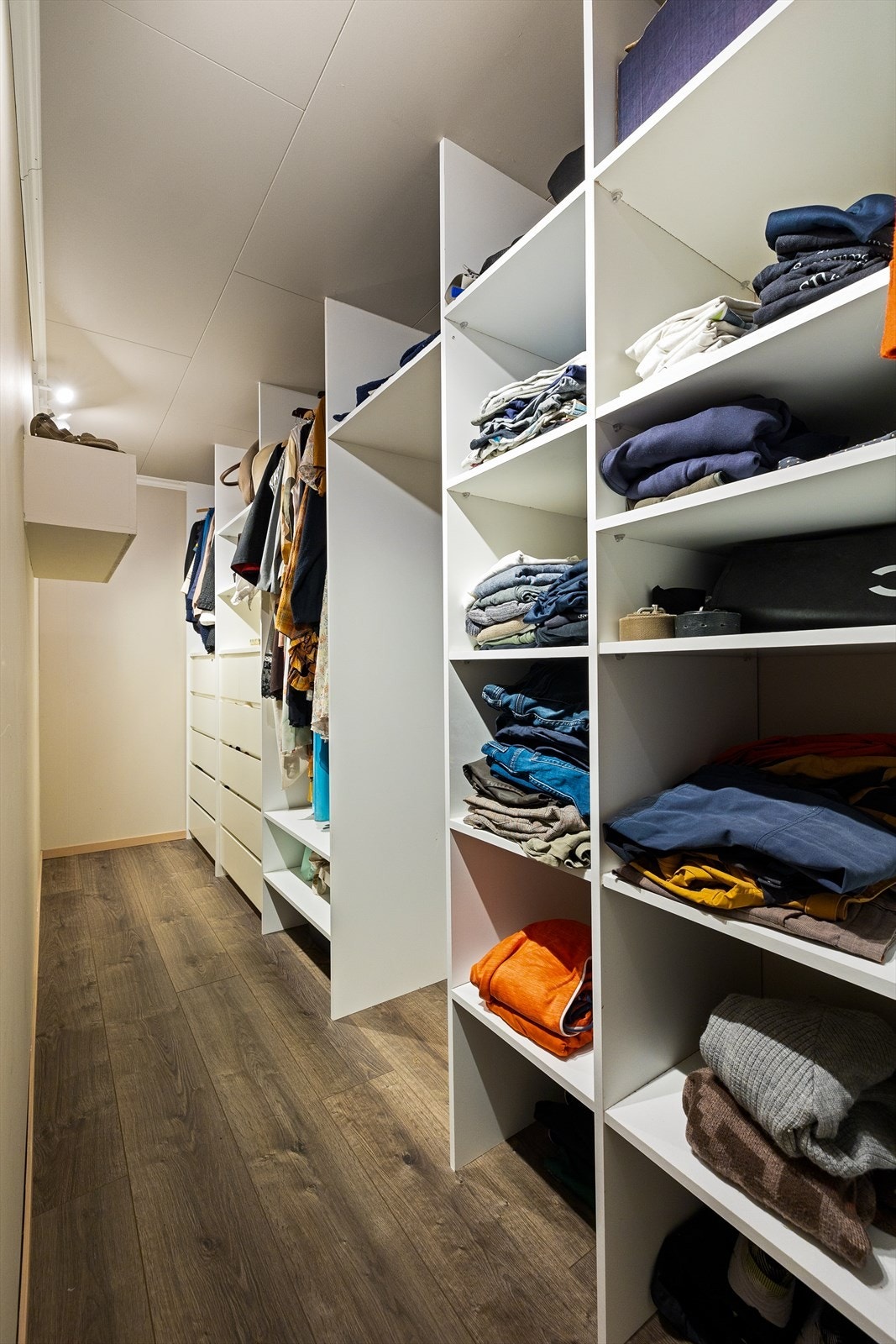 Walk-in fra hoverdsoverommet, her er det god plass til oppbevaring. Galleribilde