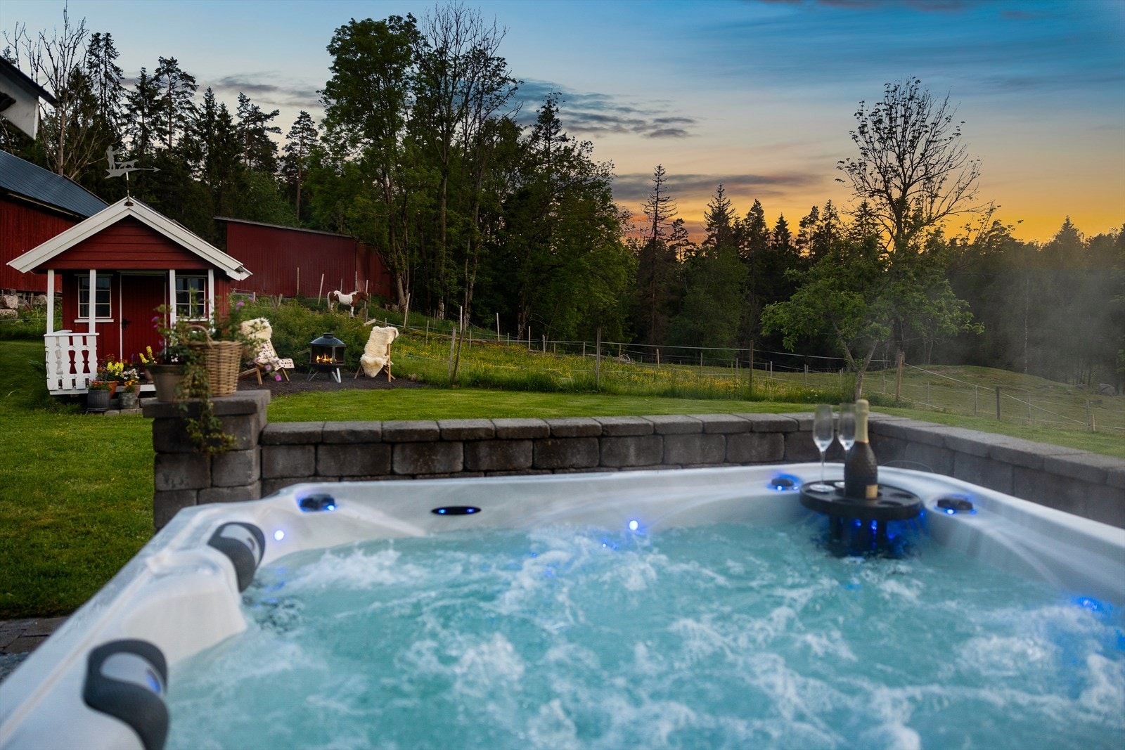 Her kan man nyte en sen sommerdag i boblebadet med noe godt i glasset og med roen fra naturen rundt. Galleribilde