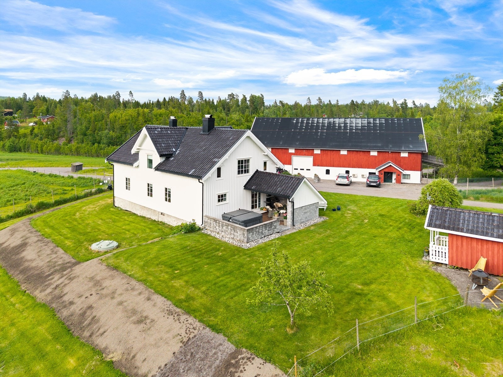 Eiendommen ligger i et område med lite gjennomgangstrafikk, noe som gir trygge og barnevennlige omgivelser. Galleribilde