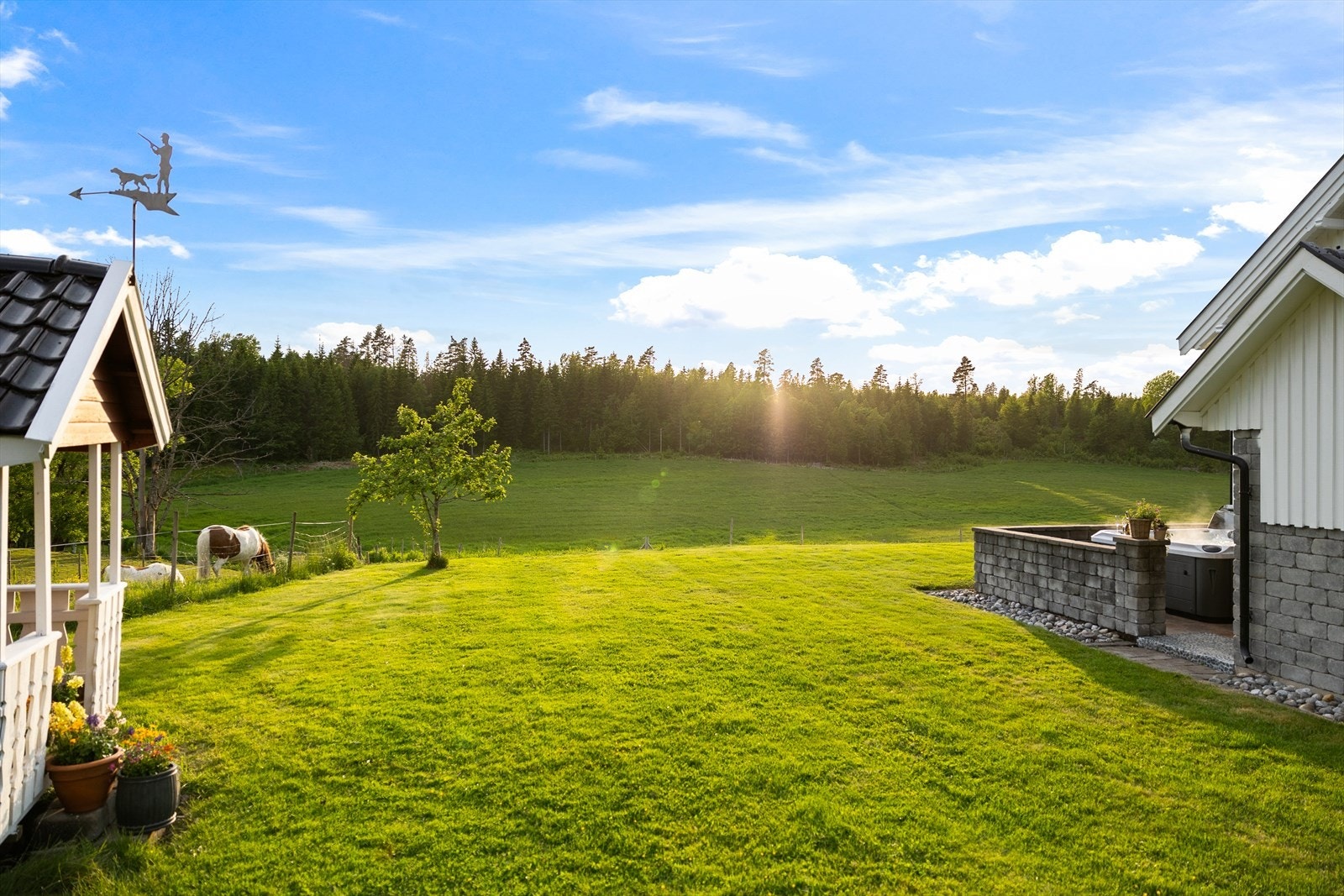Her bor og driver man usjenert, men samtidig sentralt. Galleribilde