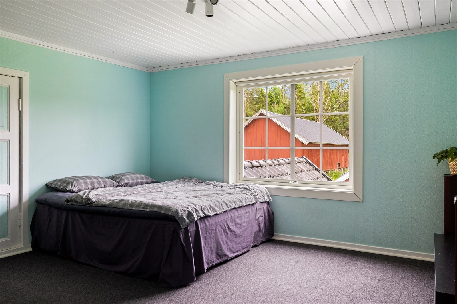 Soverom nr 2 er også av god størrelse med plass til stor seng og oppbevaring. Galleribilde