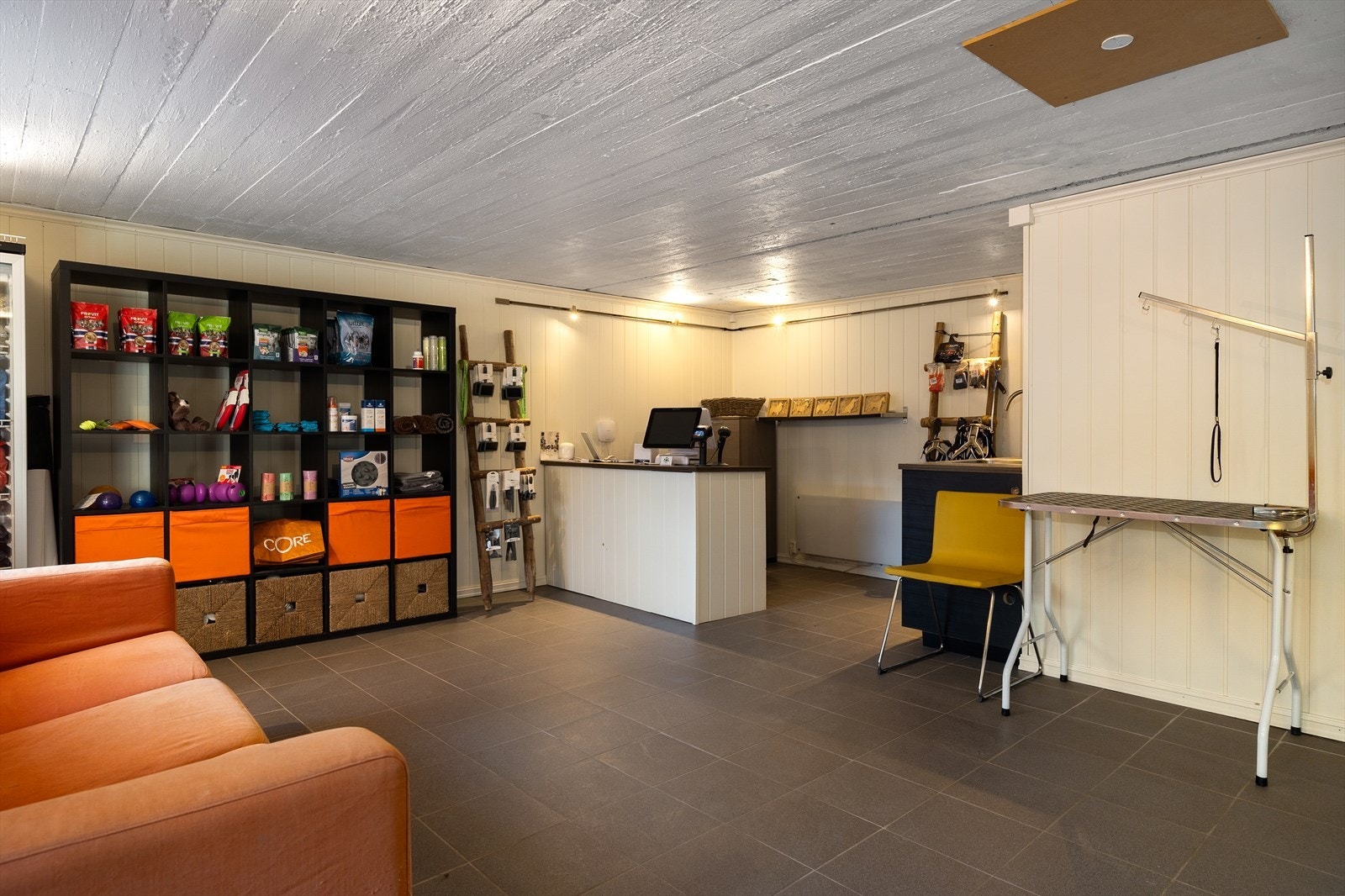 Låven har blitt tilpasset driften med ytterligere 8 hunderom, resepsjonsområde og eget behandlingsrom. Resepsjon og driftssone er funksjonelt utformet. Galleribilde