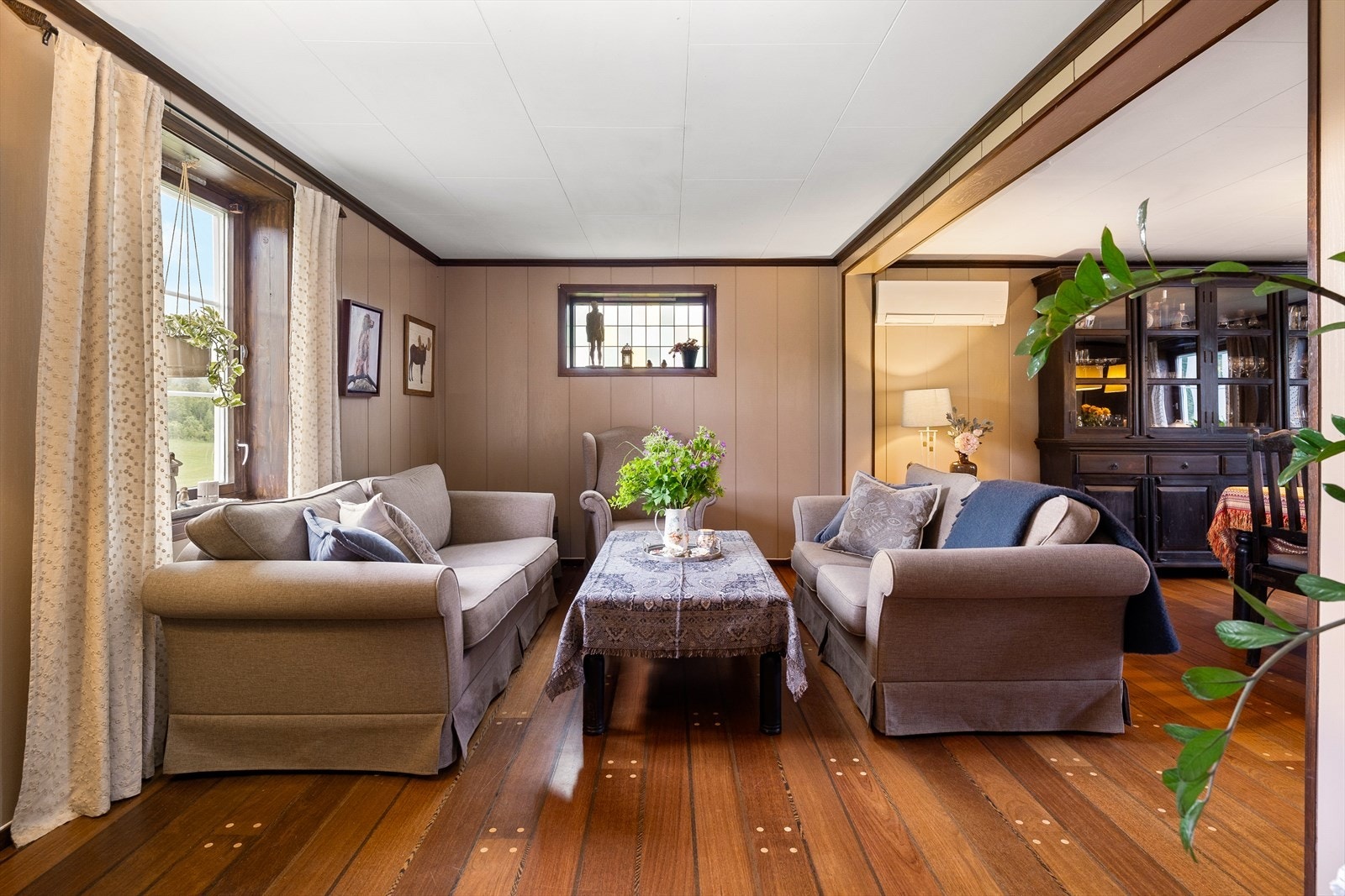 Det er større finstue med god plass til både salong og spisestue. Galleribilde