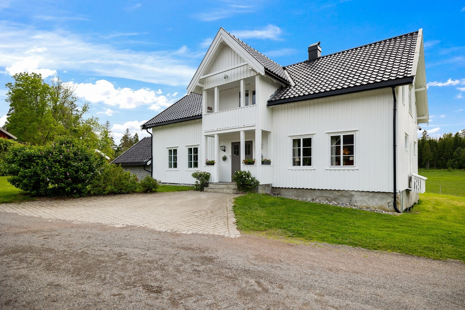 Velkommen til en sjelden mulighet i hjertet av Vestfold. Tinghaugveien 632 er en innholdsrik og veldrevet landbrukseiendom med en velfungerende næringsdel. Galleribilde