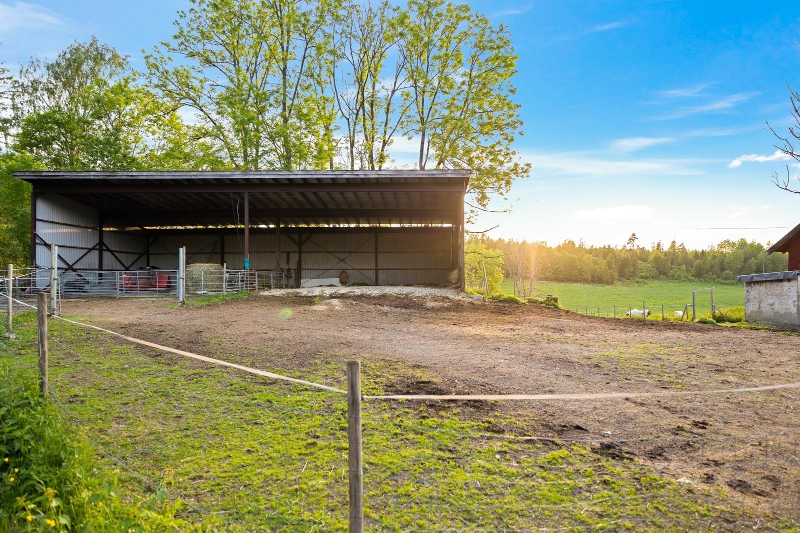 Alle arealene på gården ligger godt tilgjengelig fra tunet og er enkle å bruke i drift. Galleribilde