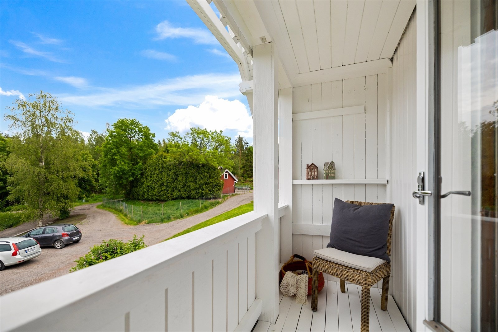 Koselig luftebalkong med utsikt over tunet på gården. Galleribilde