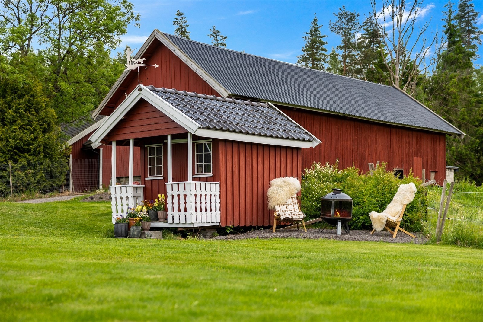 Tinghaugveien 632 er en eiendom som kombinerer vakker bolig, moderne næringsbygg, godt tilrettelagt dyrehold og solide jakt - og naturressurser. Galleribilde