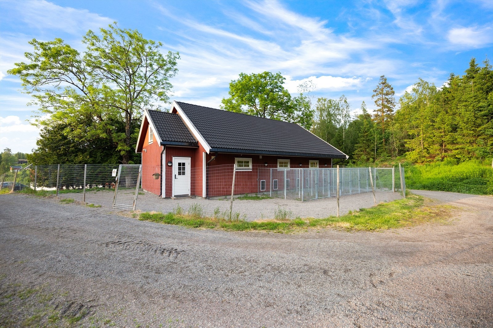 I 2013 ble det oppført en moderne og godt tilpasset driftsbygning for hundehotellet. Her er det totalt 27 innendørs hunderom fordelt over to etasjer. Galleribilde