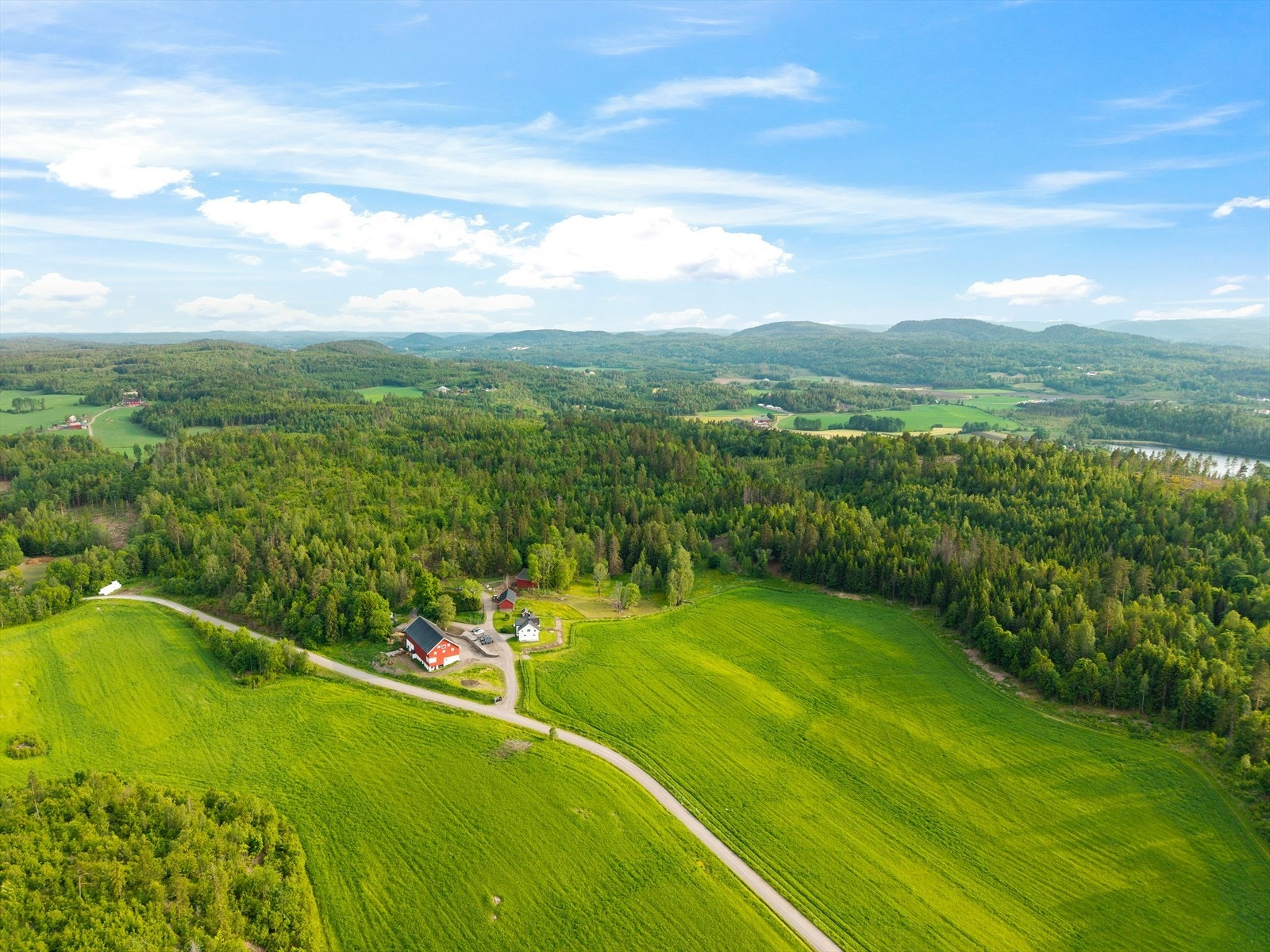 Eiendommen er gjennomtenkt tilrettelagt for dyrehold. Det finnes ca. 8 mål inngjerdet beite for hest og evt geit, 15 mål til bruk for hester og hunder, og hele 11 mål hundeområde med 1,60 meter høyt gjerde. Galleribilde