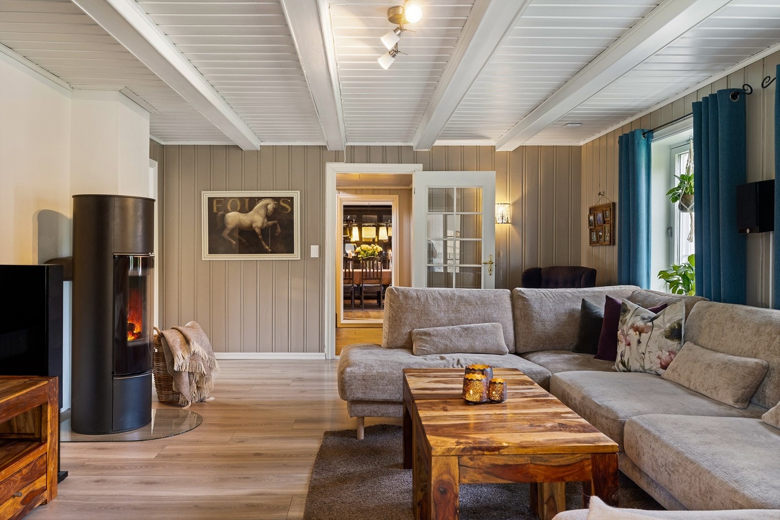 Hovedhuset på eiendommen er opprinnelig oppført rundt 1860 og har siden gjennomgått flere påbygginger og moderniseringer. Galleribilde