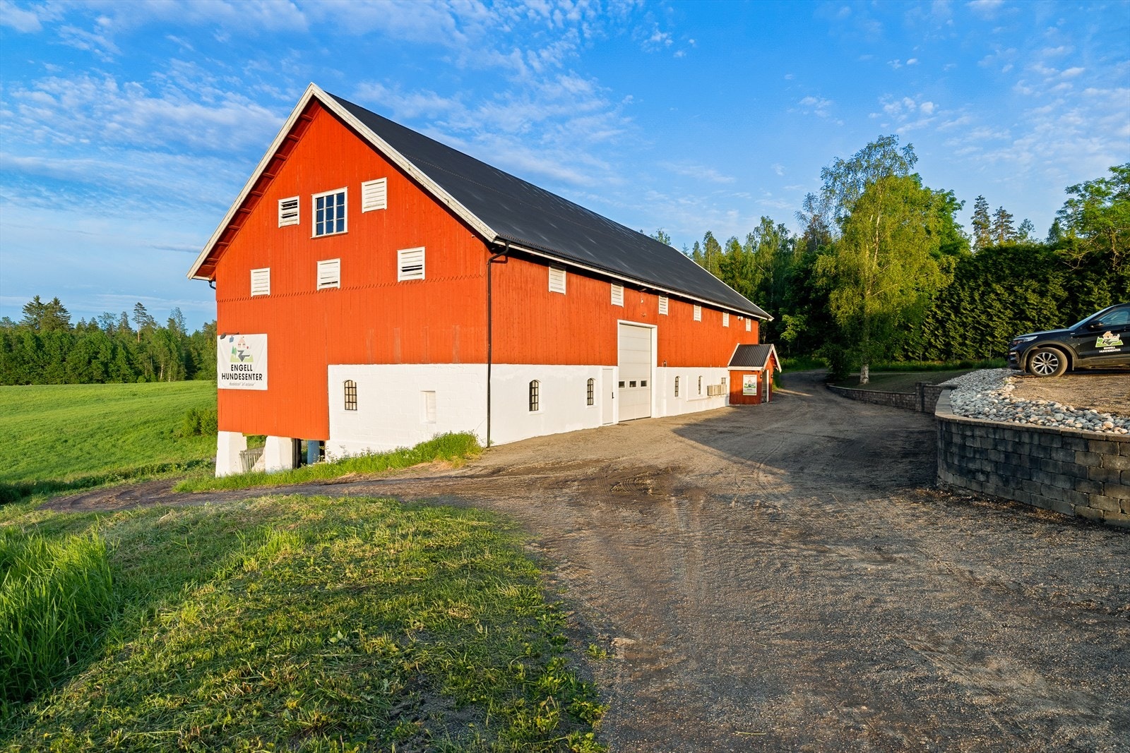 Låven har blitt tilpasset driften med ytterligere 8 hunderom, resepsjonsområde og eget behandlingsrom. Galleribilde