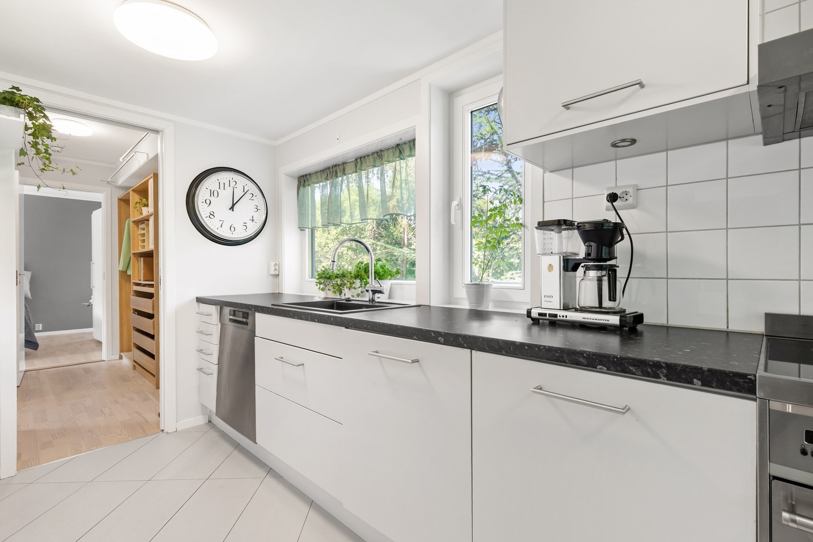 Kjøkkeninnredning er stilren og tidløs med glatte fronter og laminat benkeplate med nedfelt vaskekum. Galleribilde