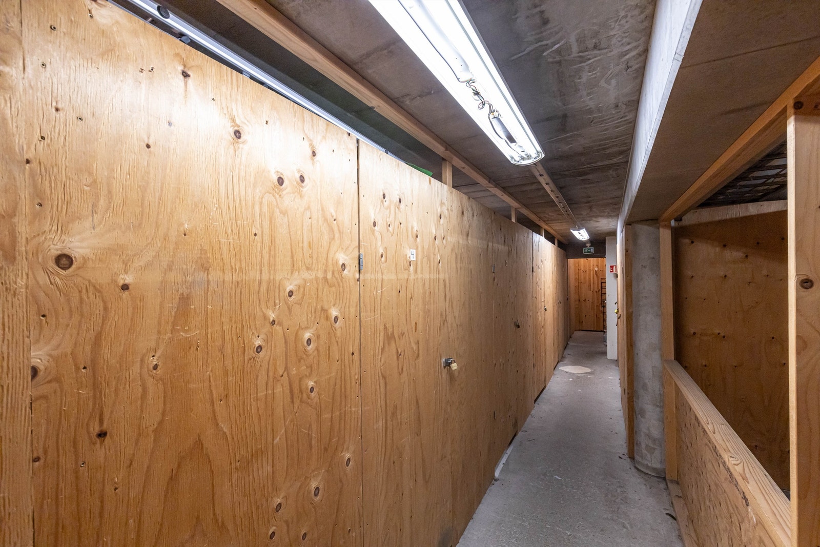 Det er rikelig med oppbevaringsplass i kjellerboden, i tillegg til den innvendige boden. Galleribilde