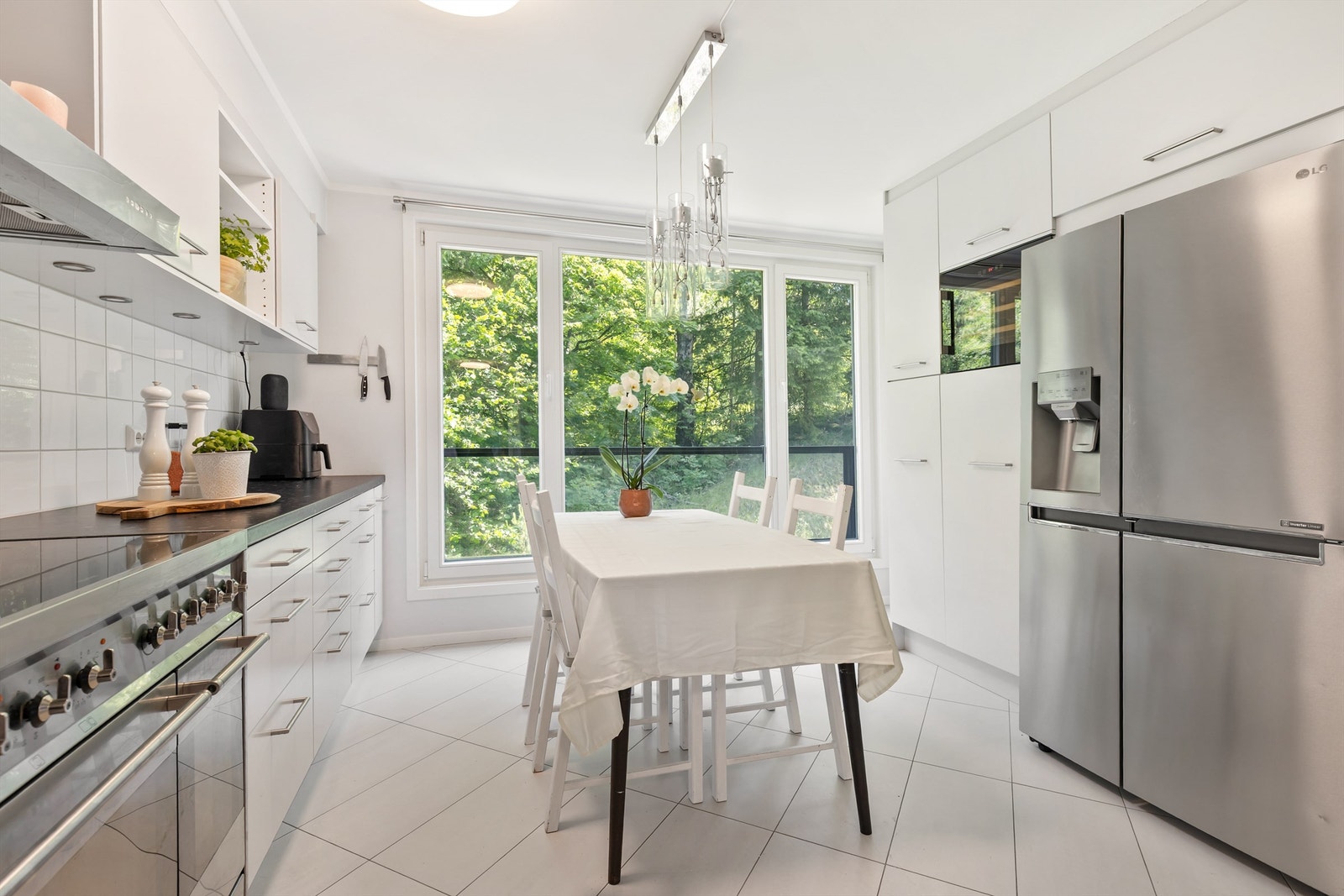 Boligens kjøkken er holdt i en separat løsning fra stuen og skaper en sosial men skjermet sone for matlagingen. Galleribilde