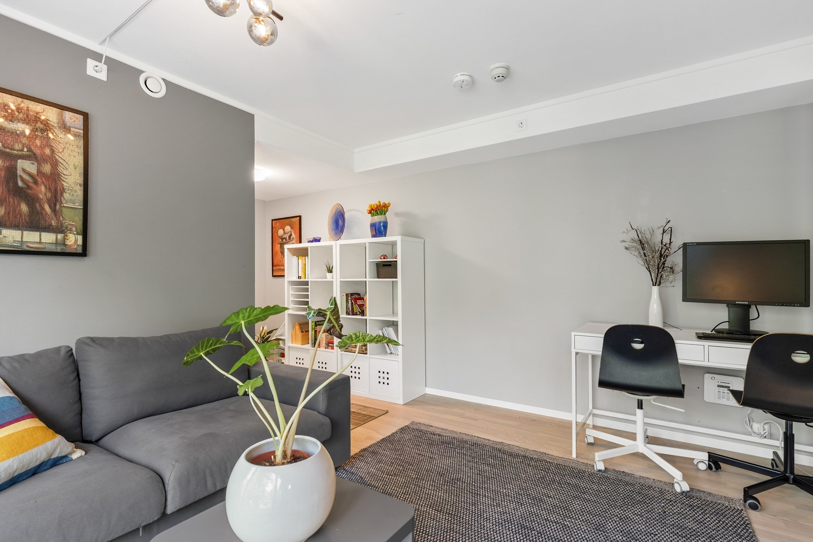 I underetasjen er det også en romslig stue med plass til sofa, salongbord og TV-seksjon. Galleribilde