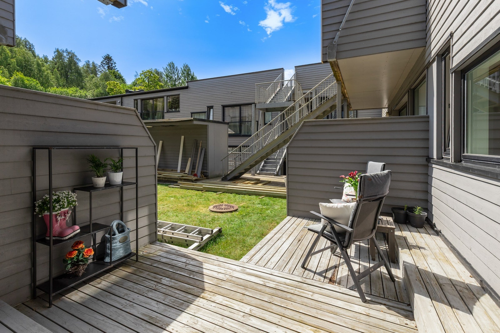 Balkongen fungerer som en fin forlengelse av stuen på årets varmere dager, og er en perfekt plass å nyte sene sommerkvelder med venner og familie. Galleribilde