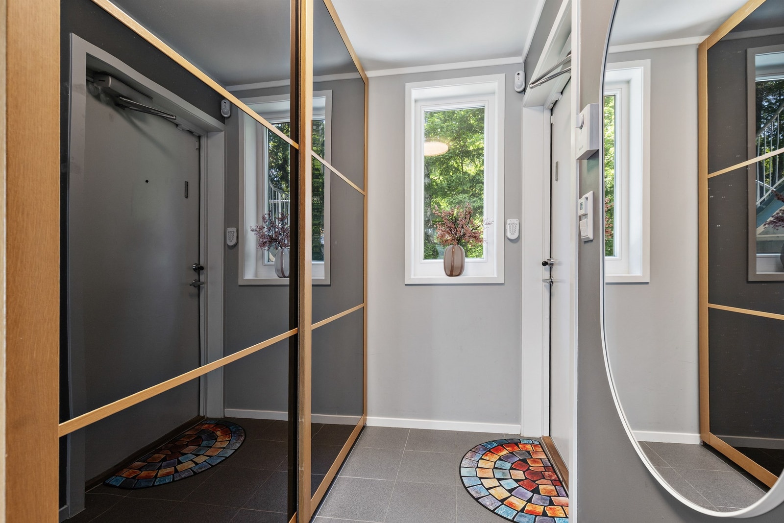 Velkommen inn! Entréen er innbydende og gir et godt førsteinntrykk. Her er det god plass til oppbevaring i en romslig skyvedørsgarderobe. Galleribilde