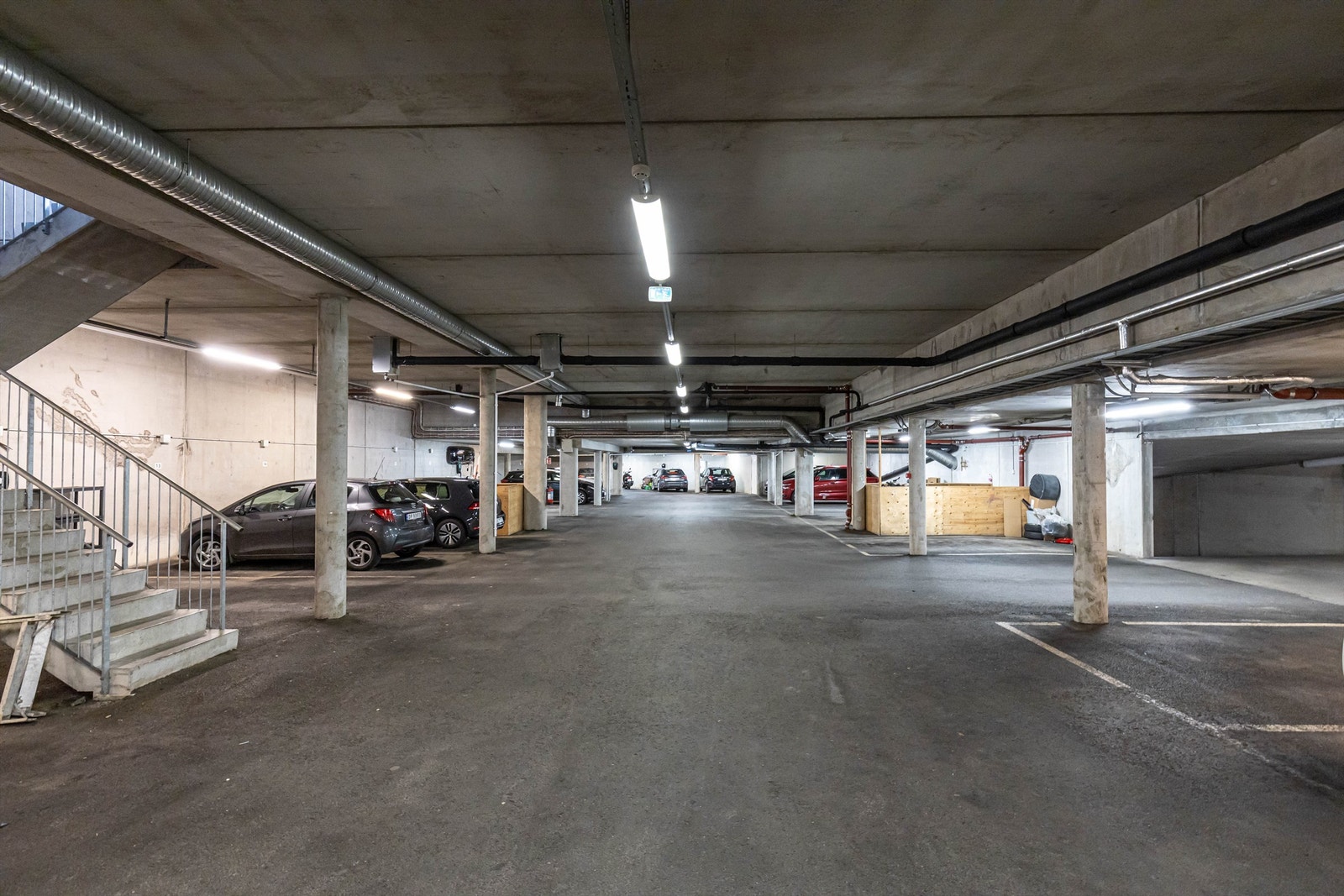 Rekkehuset har to biloppstilingsplasser til disposisjon i garasjekjeller. Galleribilde