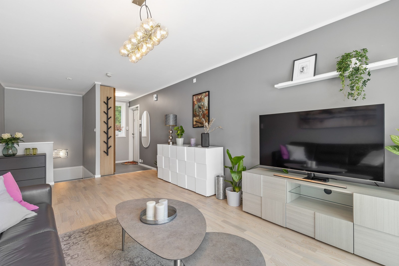 Stuen er av god størrelse med plass til TV-seksjon, sofagruppe og tilhørende salongbord. Galleribilde