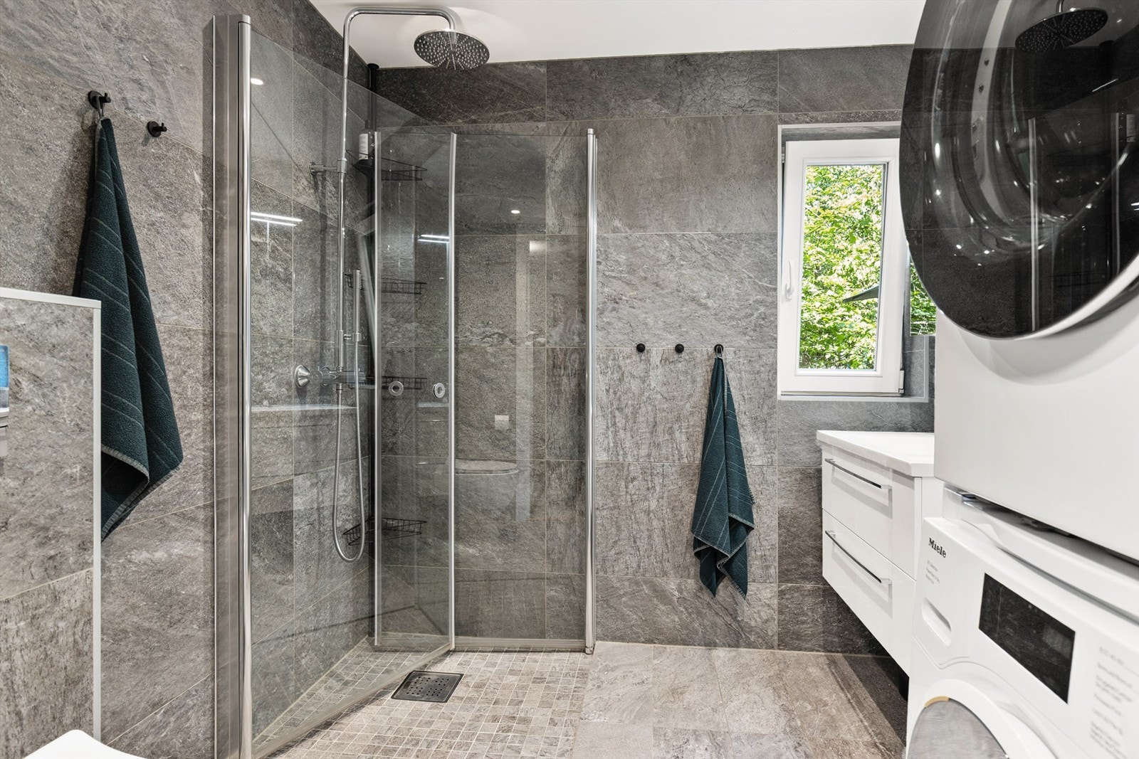 Det er både plass og opplegg for vaskemaskin. Galleribilde