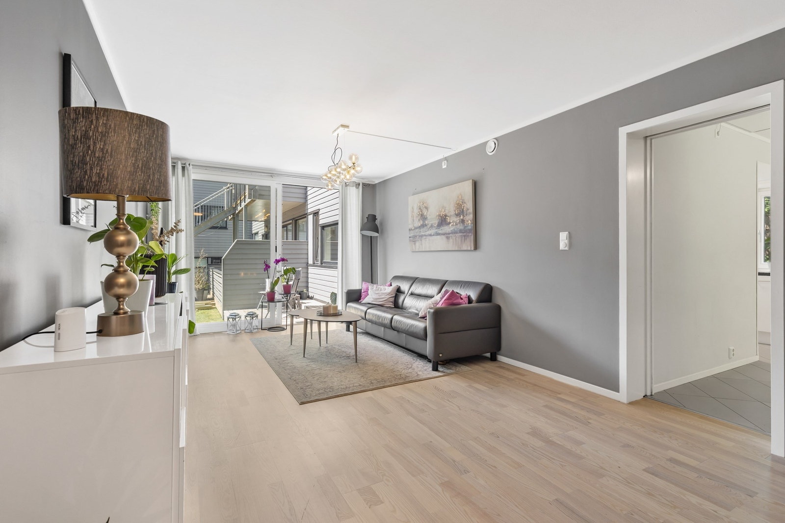 Det er rikelig med lysinnslipp fra store vindusflater som skaper en åpen og luftig romfølelse. Her er det også utgang til en romslig terrasse. Galleribilde