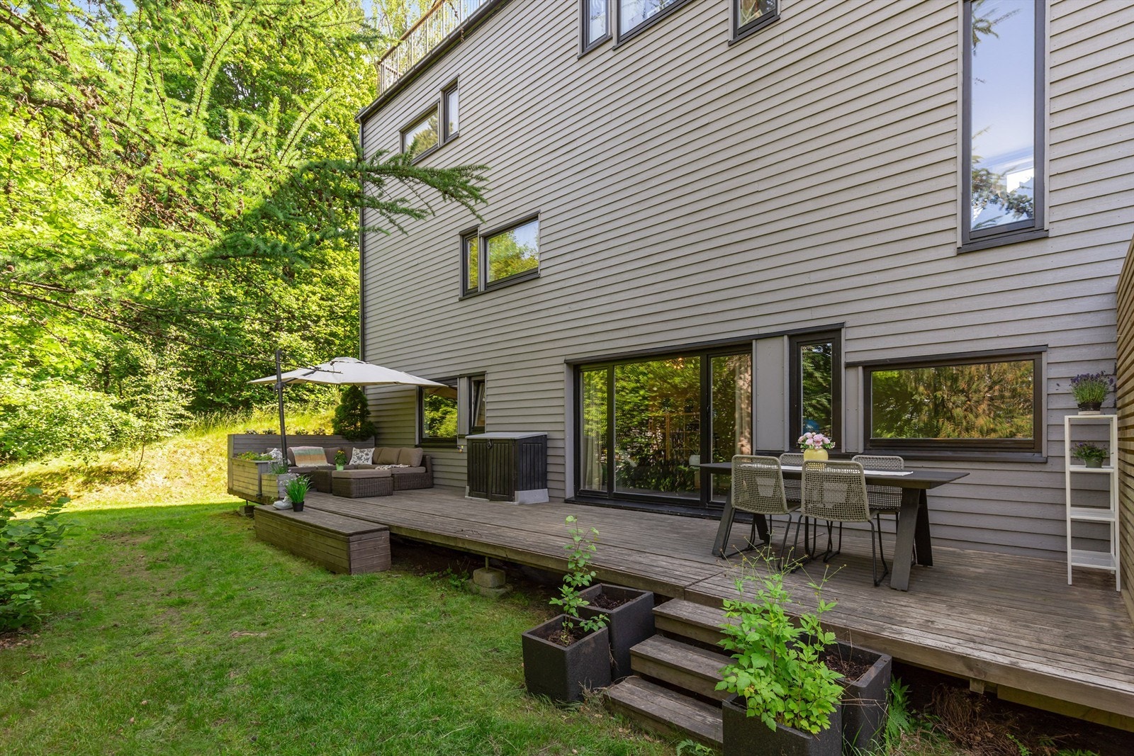 Terrassen er av god størrelse på hele 34 kvm, og har god plass til å møblere med ønsket utemøblement.Terrassen er vendt mot nordvest og funker som en fin forlengelse av stuen. Her kan du nyte sommeren uten innsyn fra naboer. Galleribilde