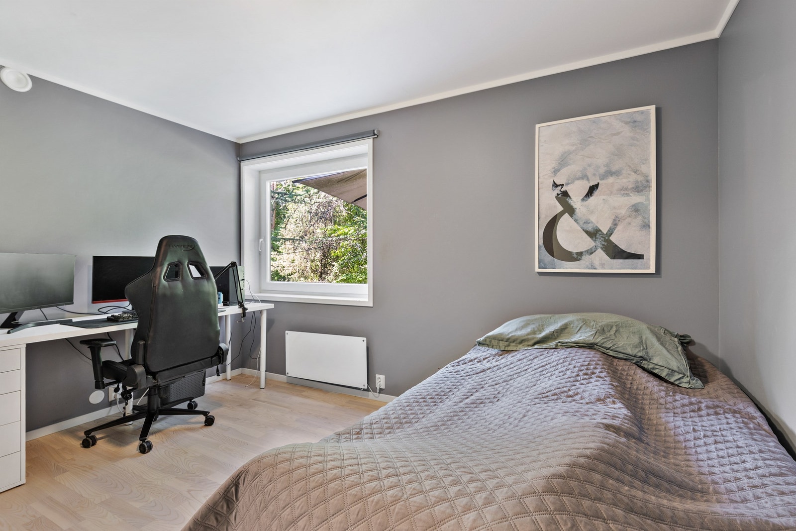 Boligens andre soverom er også av god størrelse med plass til seng, nattbord og skrivepult eller kommode. Galleribilde