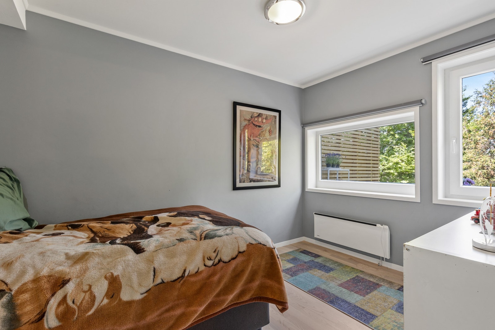 I denne etasjen er også boligens tredje soverom, som er av god størrelse og vender ut mot det grønne. Her er det plass til dobbeltseng, nattbord og kommode om ønskelig. Det er rikelig med lysinnslipp fra store vindusflater. Galleribilde