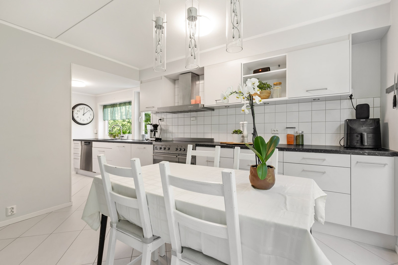 Det er også god plass til et spisebord om ønskelig, som er en perfekt plass å nyte frokosten. Galleribilde