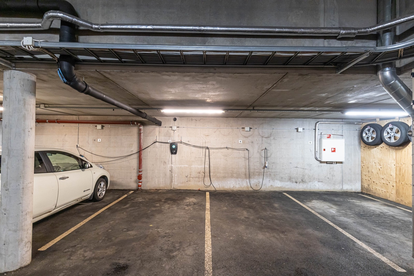 Plassene følger salget og kan ikke selges separat. Kostnadene for garasjen er inkludert i felleskostnadene. Galleribilde