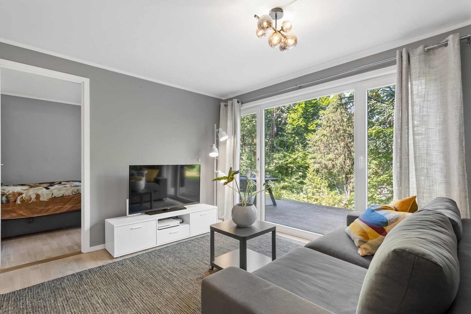 Stuen passer perfekt som barne og ungdomsavdeling, og har utgang til en romslig balkong som vender rett mot den grønne marka. Galleribilde