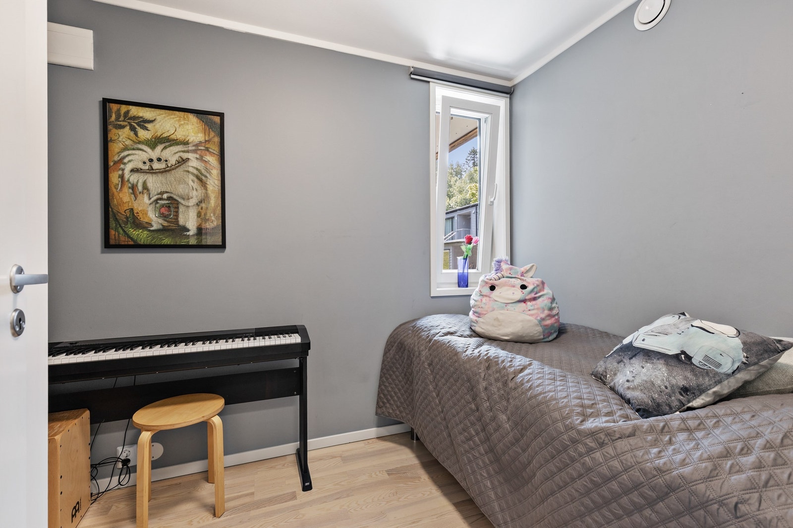 Boligens fjerde soverom er også av god størrelse og passer perfekt som barnerom, gjesterom eller kontor. Galleribilde