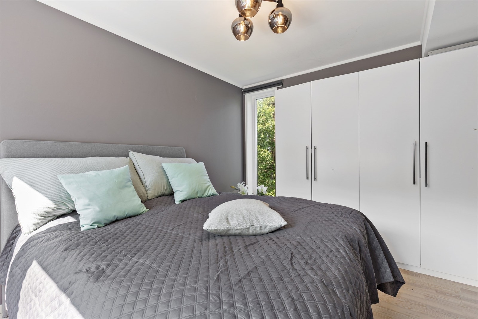 Det er også et romslig garderobeskap med masse oppbevaringsplass. Med vinduer på begge sider får man rikelig med lysinnslipp og en god romfølelse. Galleribilde