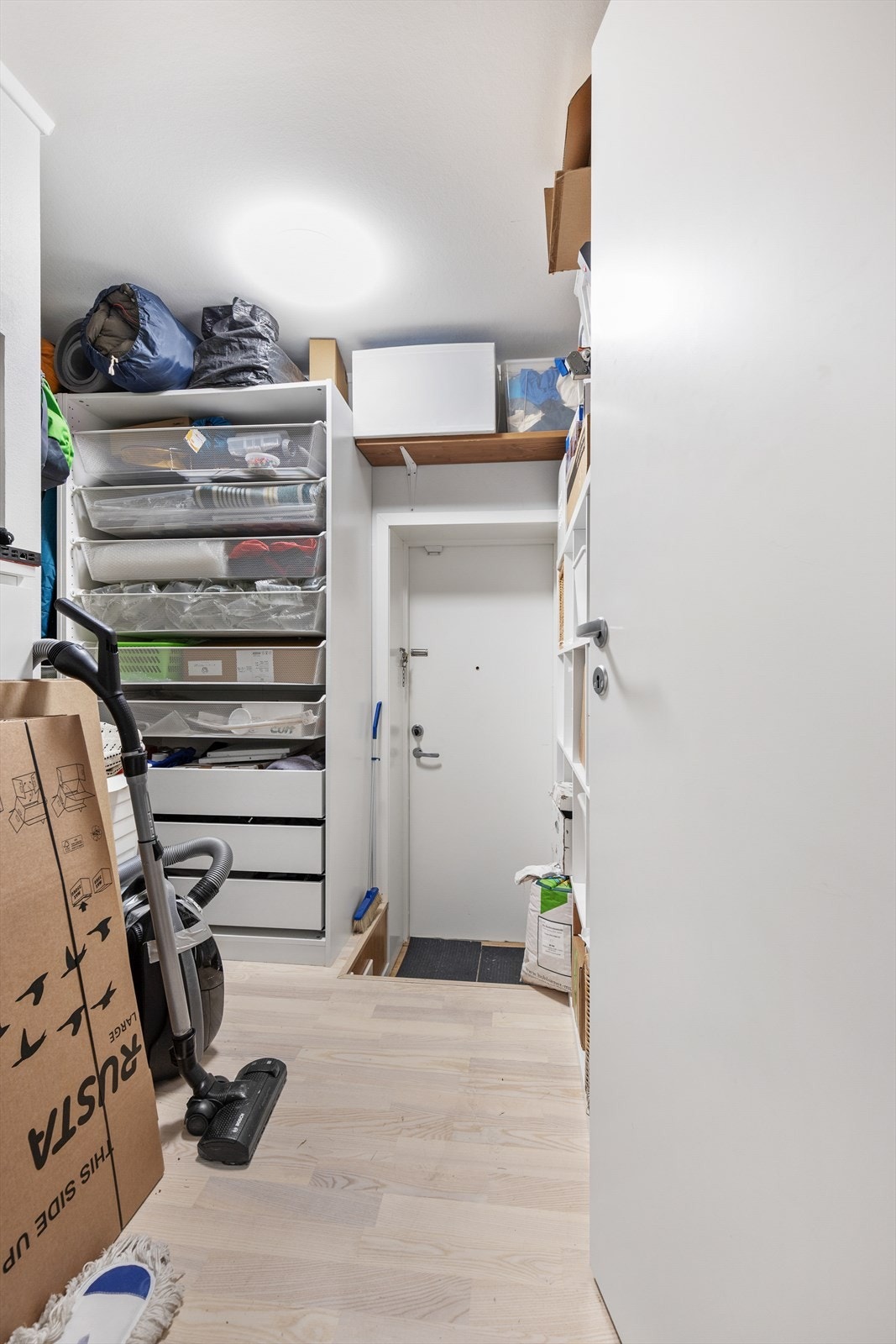 I denne etasjen er det også en egen bod hvor man har rikelig med oppbevaringsplass til utstyr og sesongklær. Galleribilde