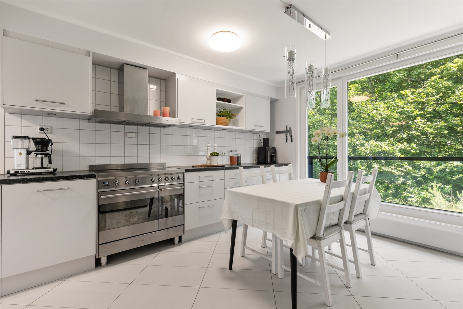 Det er rikelig med oppbevaringsplass i både skuffer og skap, og den store benkeplassen gjør det enkelt å tilberede gode måltider. Galleribilde