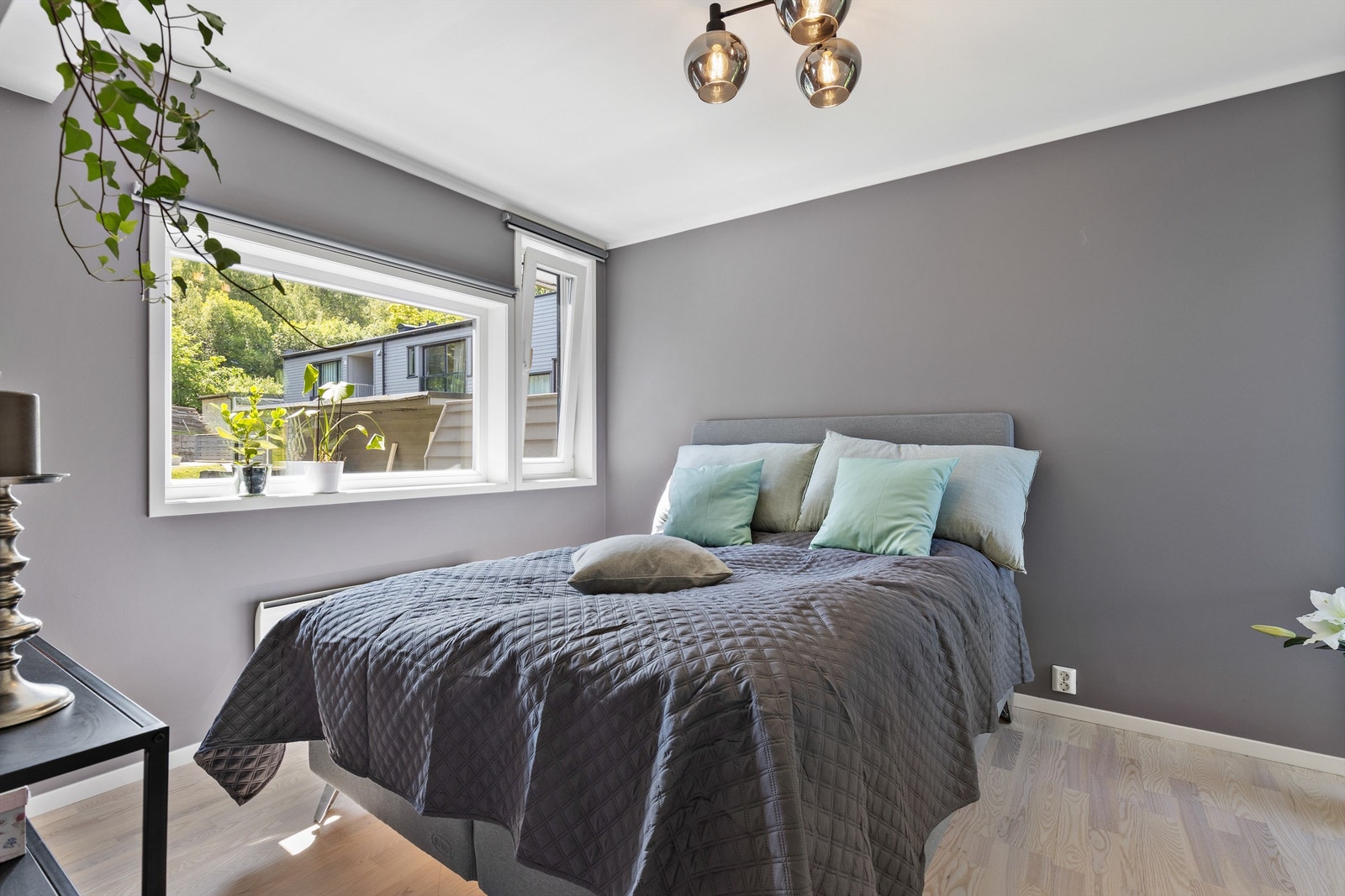 Hovedsoverommet er av god størrelse med plass til dobbeltseng med tilhørende nattbord. Galleribilde