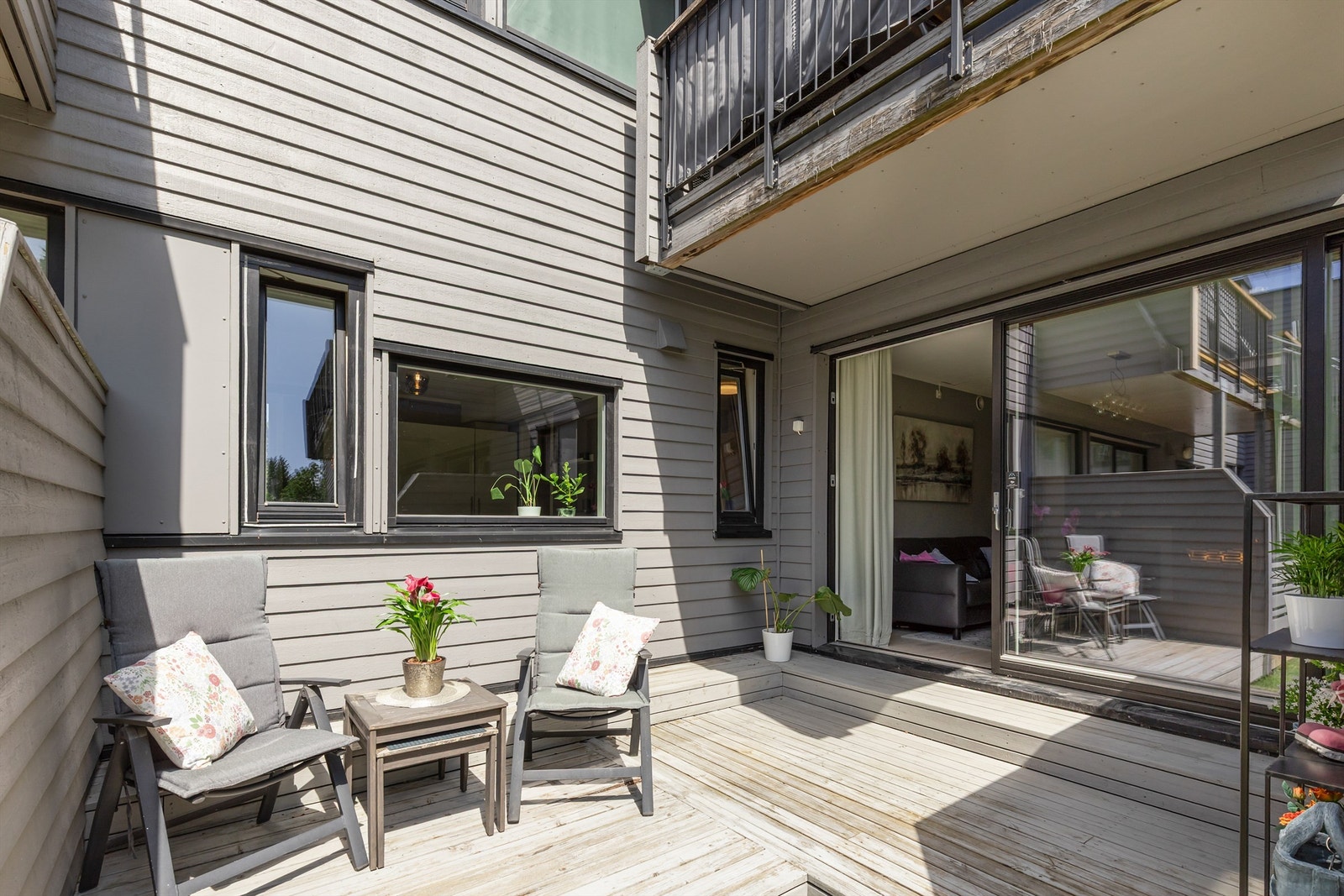 Balkongen er sydvestvendt på 12 kvm med god plass til å møblere med ønsket utemøblement. Galleribilde