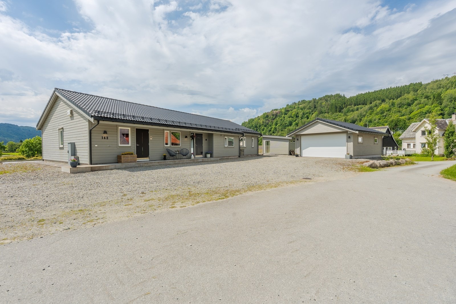 Lettstelt eiendom med romslig tun Galleribilde