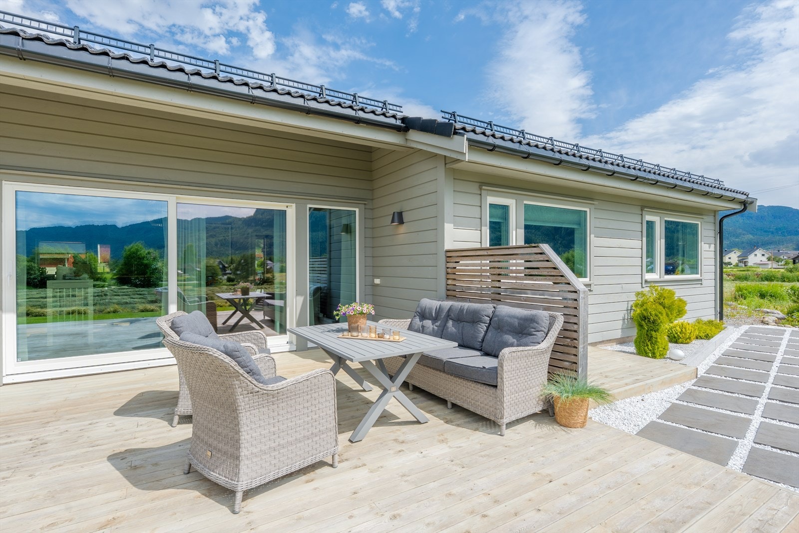 Solrik terrasse - pent opparbeidet uteområde Galleribilde