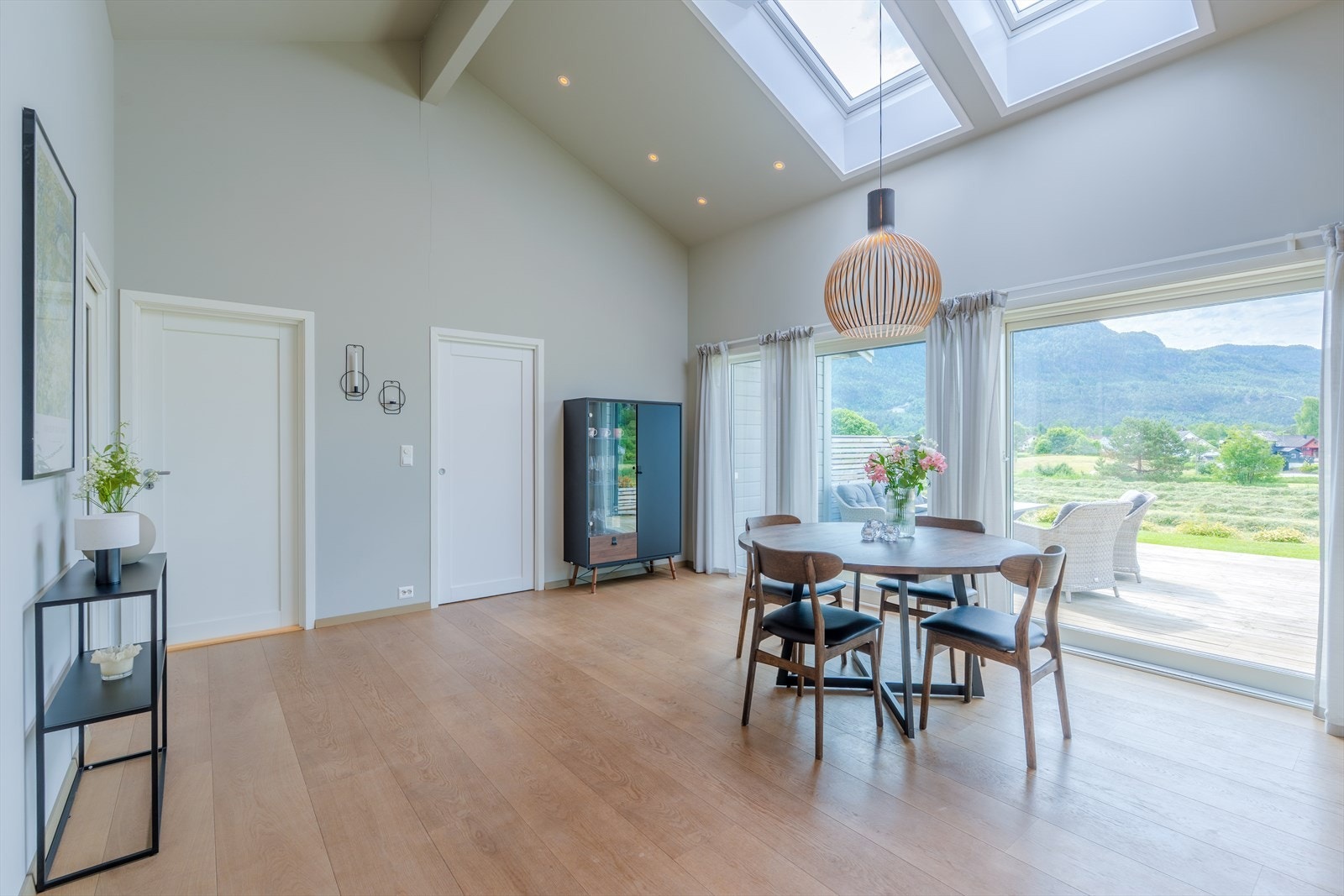 Spiseplass - skyvedør ut til terrasse Galleribilde