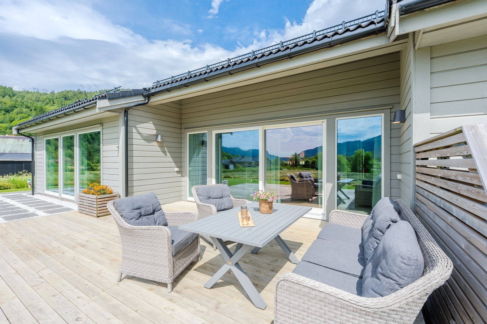 Solrik terrasse - pent opparbeidet uteområde Galleribilde