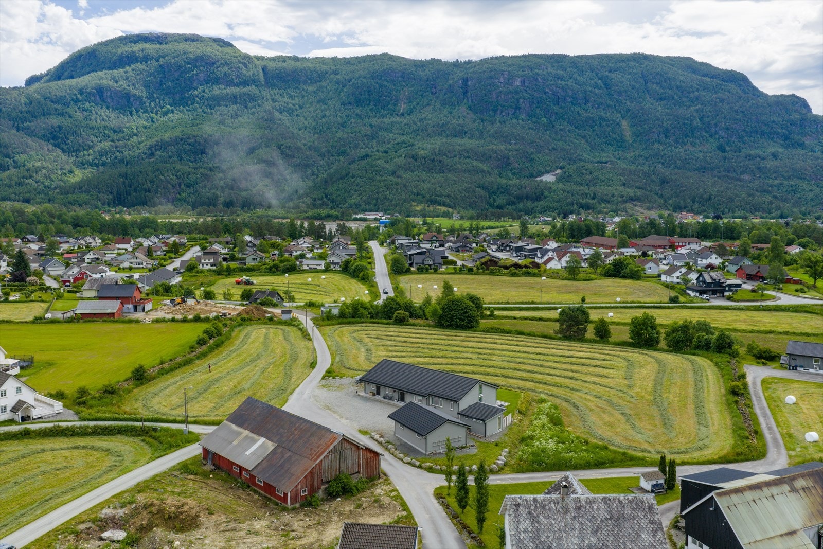 Oversikt - Austarheim barneskole og Rustå barnehage like ved Galleribilde