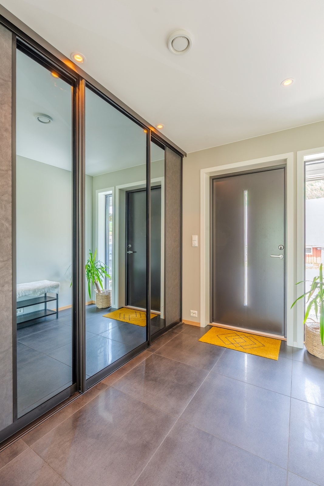 Hovedinngang med skyvedørsgarderobe og flislagt gulv Galleribilde