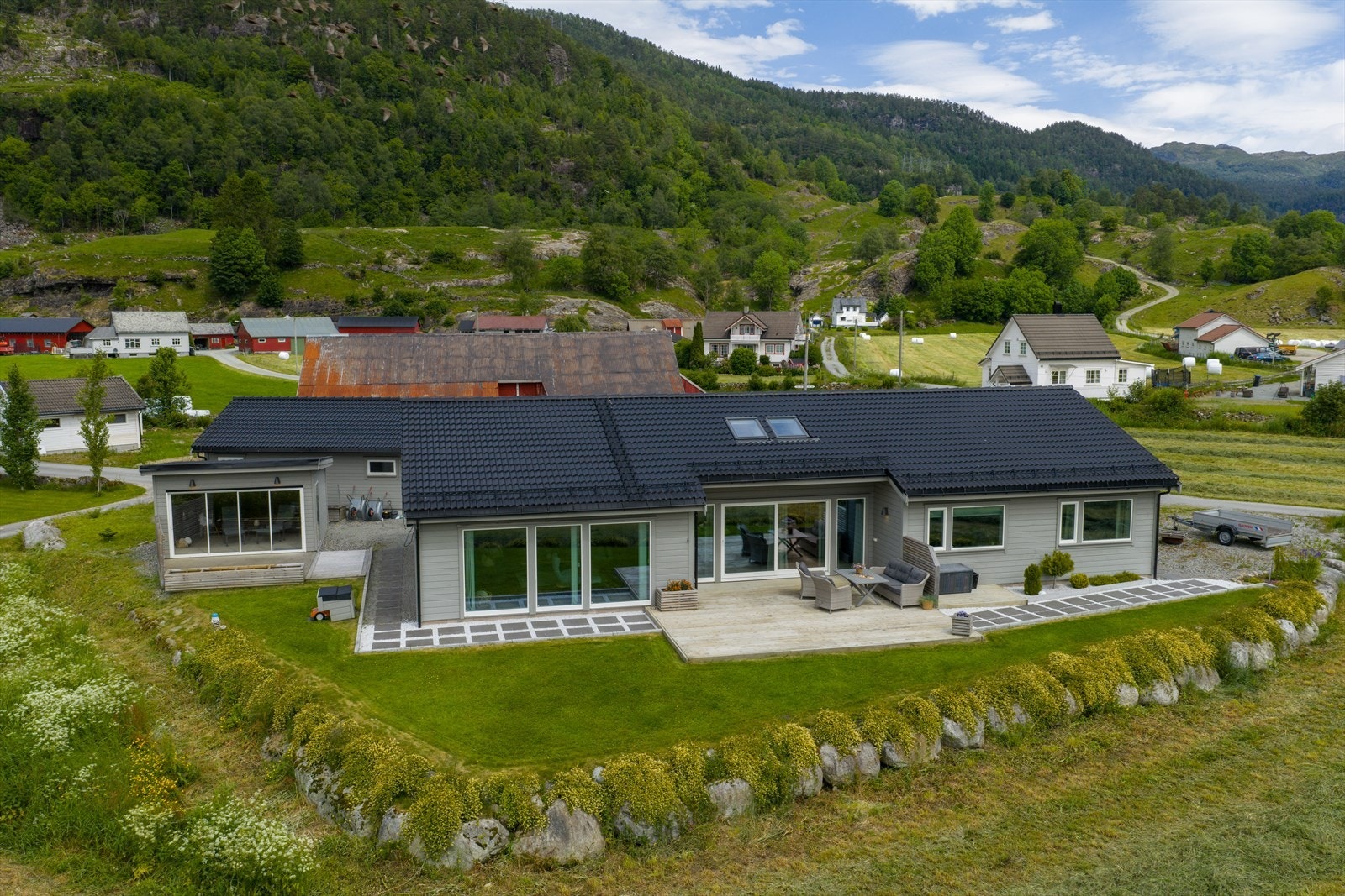 Fasade - pent opparbeidet tomt Galleribilde