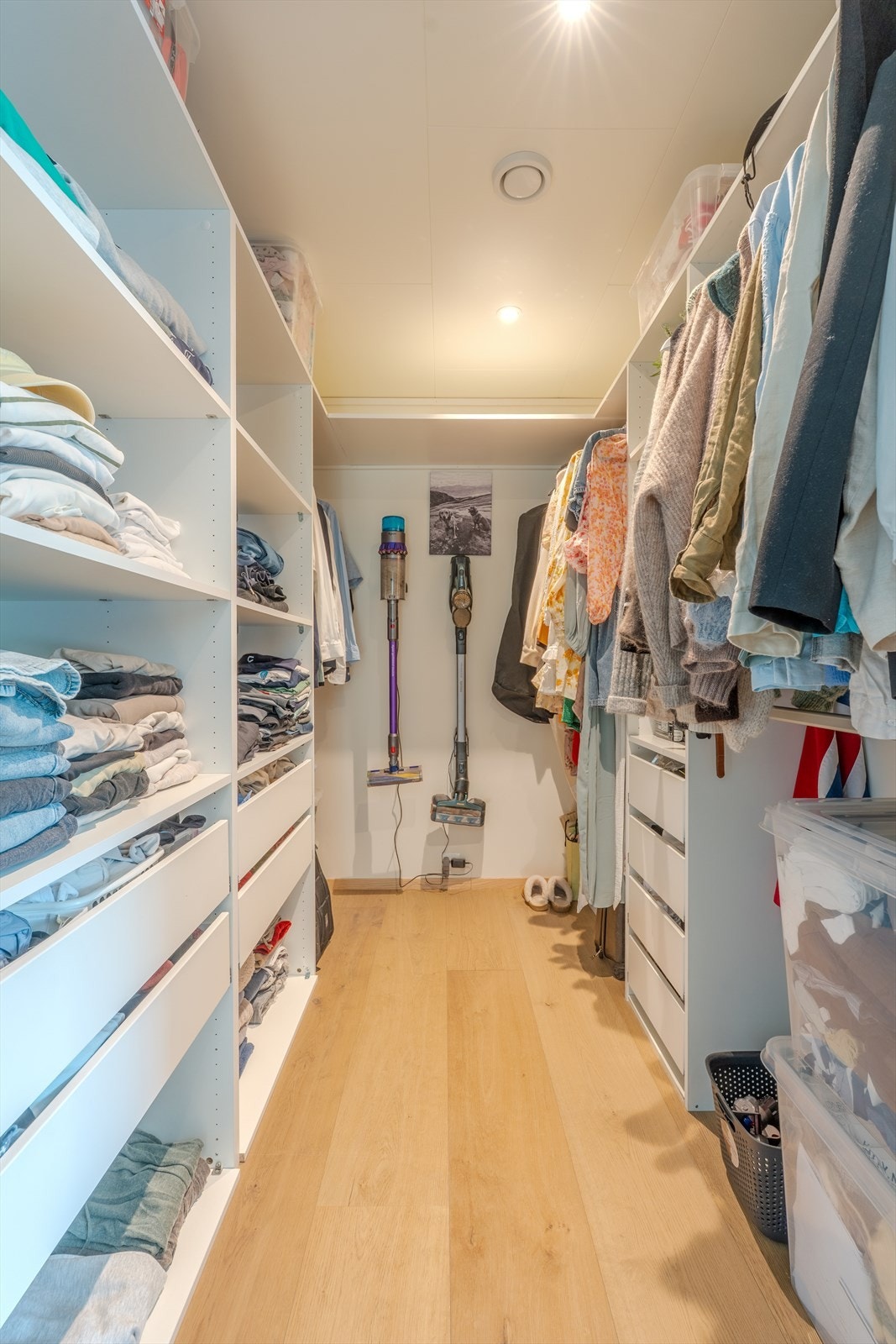 Inngang til garderoberom fra hovedsoverom Galleribilde