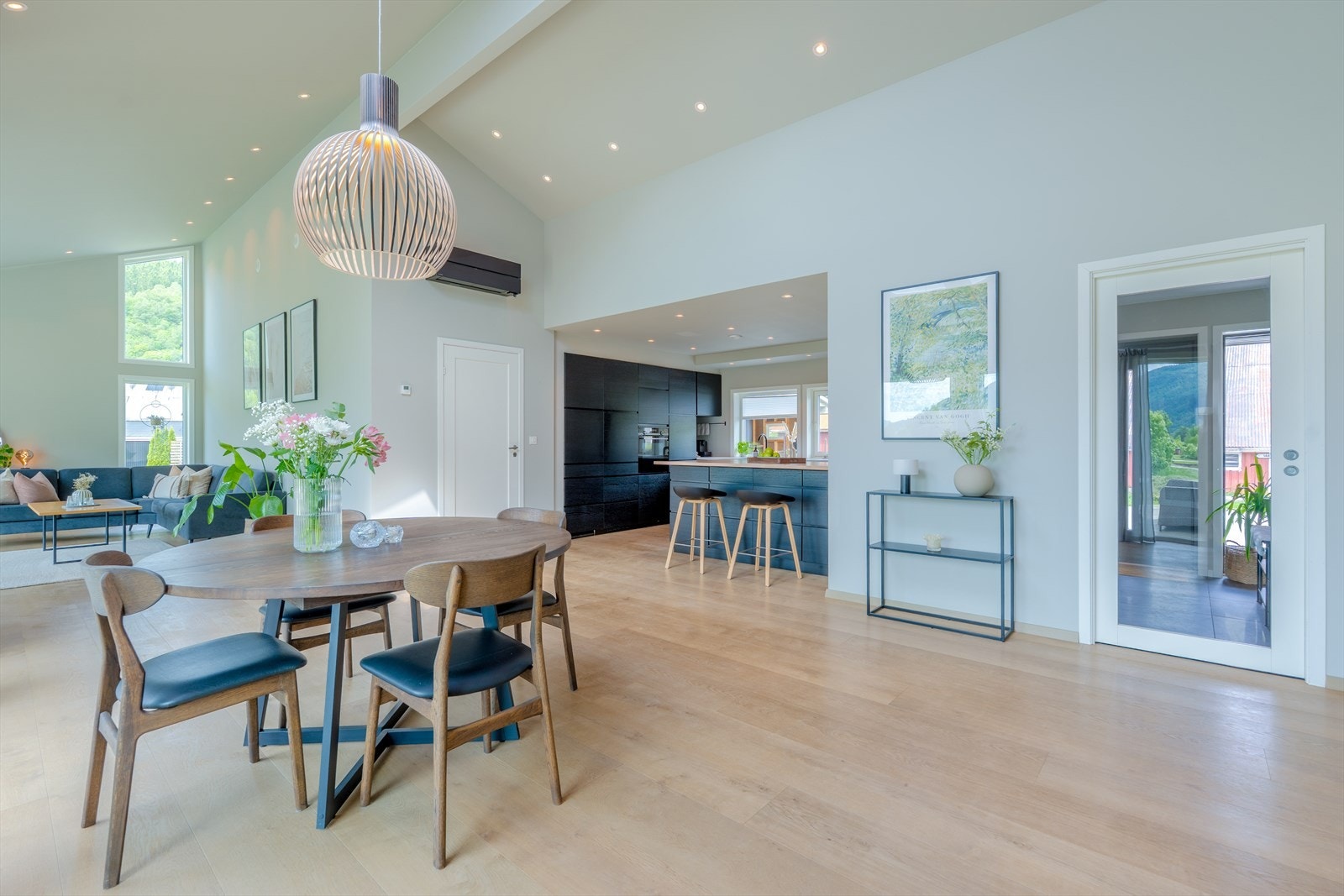 Stue - åpen løsning til kjøkken Galleribilde