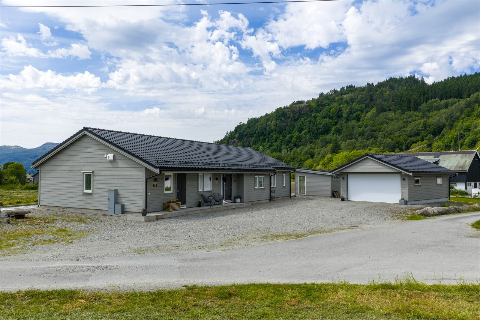 Lettstelt og romslig tun Galleribilde