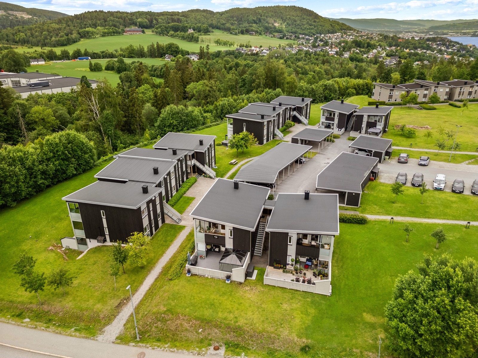 Leiligheten ligger veldig fint og barnevennlig til på Kniveåsen Galleribilde