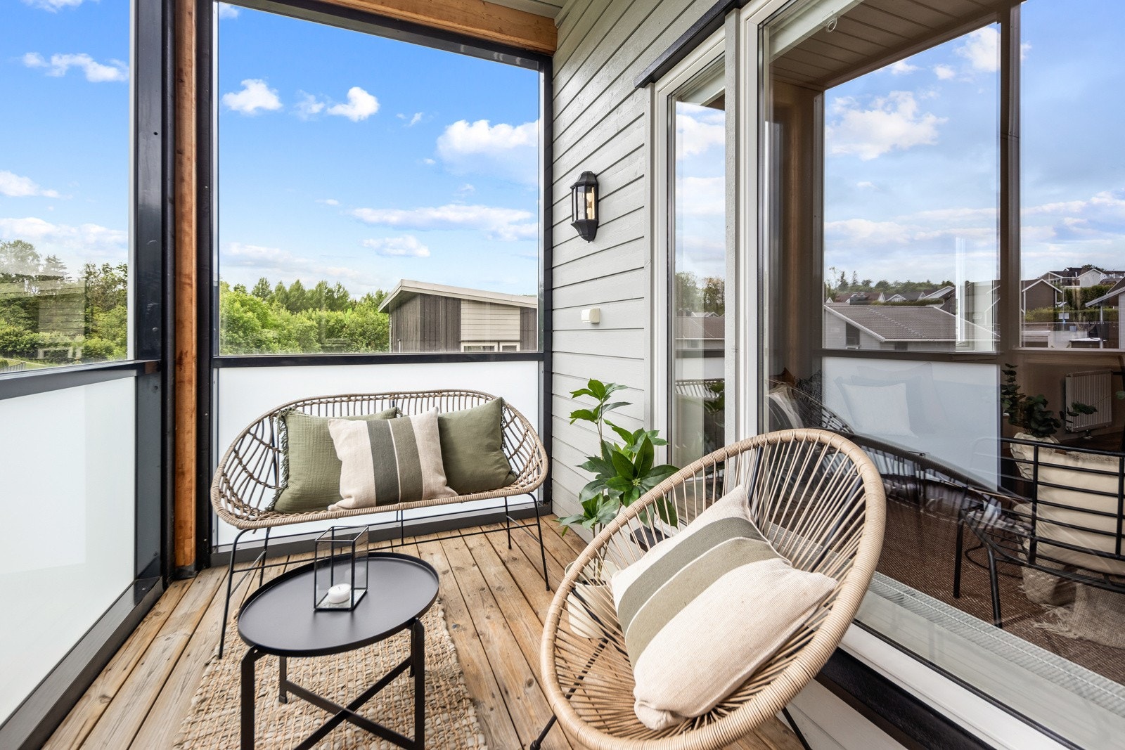 Balkongen vender mot vest og byr på kveldssol Galleribilde