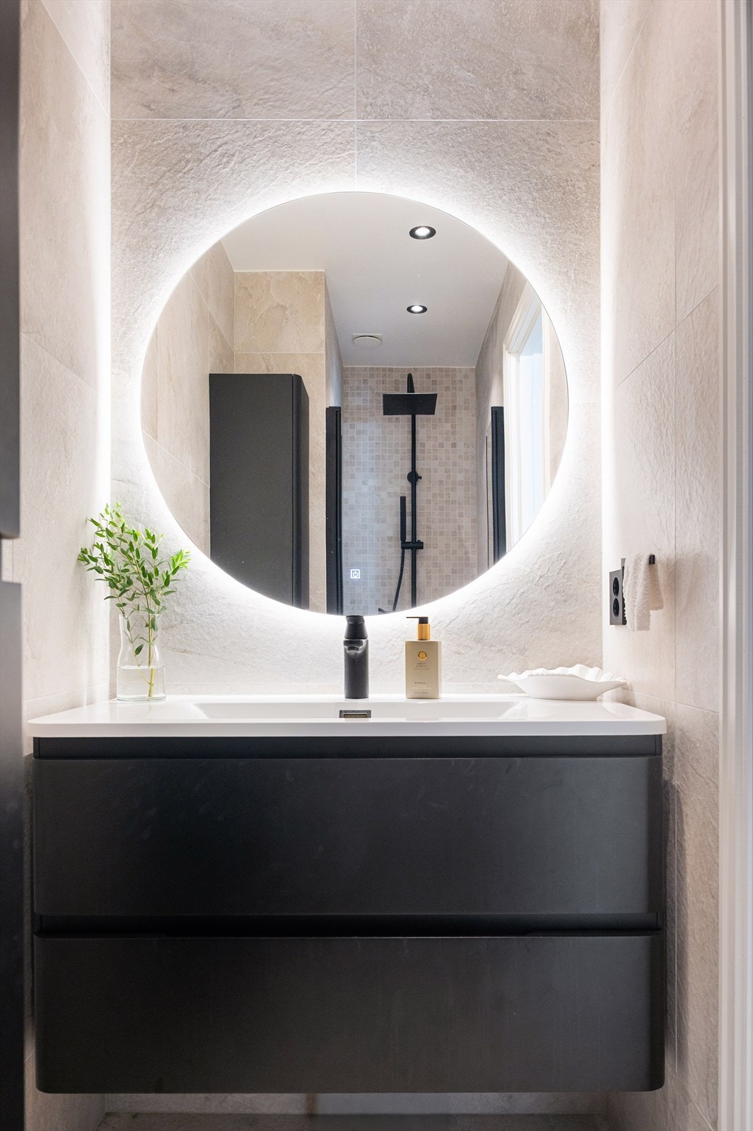 Baderomsinnredningen består av vegghengt servantskap med servant. Over servanten er det et fint speil med belysning. Galleribilde